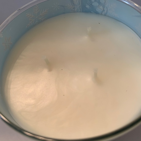 Scentsational Snowfall Woods Candle, Snowflake, Winter, Snow, NWT - Picture 2 of 3